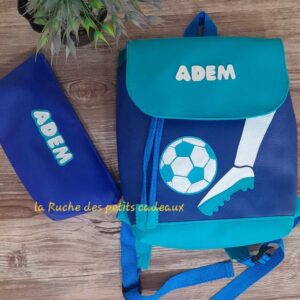SAC A DOS THEME FOOTBALL+TROUSSE ASSORTIE